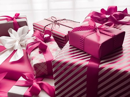 Regalos navideños y regalos de lujo envueltos, cajas de regalo rosas como regalo sorpresa para cumpleaños, Navidad, Año Nuevo, Día de San Valentín, día de boxeo, compras de bodas y días festivos o entrega de cajas de belleza