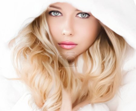 Foto de Hermosa mujer en abrigo de piel blanca, belleza y moda de invierno. - Imagen libre de derechos