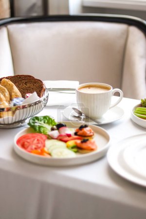 Foto de Hotel de lujo y servicio de habitaciones de cinco estrellas, varios platos de comida, pan y café como desayuno en la habitación para viajes y marca de hospitalidad - Imagen libre de derechos