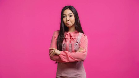 Téléchargez les photos : Offensé asiatique femme debout avec croisé bras isolé sur rose - en image libre de droit