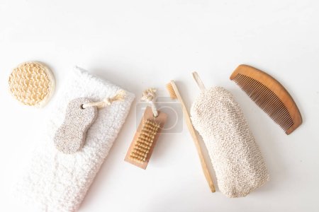 Téléchargez les photos : Zero waste bathroom accessories, natural sisal brush, wooden comb, wooden brush for dry skin. - en image libre de droit