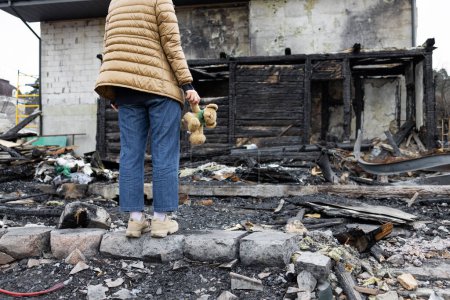 Téléchargez les photos : Un bombardier russe a largué des bombes sur une maison civile à Kiev, en Ukraine. Guerre en Ukraine. maison détruite par la guerre. - en image libre de droit