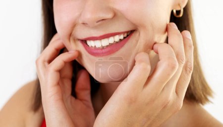 Téléchargez les photos : Belle large sourire d'une jeune femme fraîche avec de grandes dents blanches en bonne santé. Isolé sur fond blanc - en image libre de droit