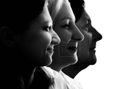 Foto de Retratos en blanco y negro del retrato familiar de tres generaciones de mujeres, concepto de herencia. - Imagen libre de derechos