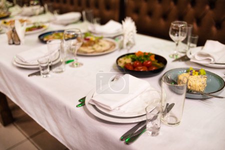 Foto de Ajuste de mesa con aperitivos, ajuste de mesa de cena de restaurante fino. - Imagen libre de derechos