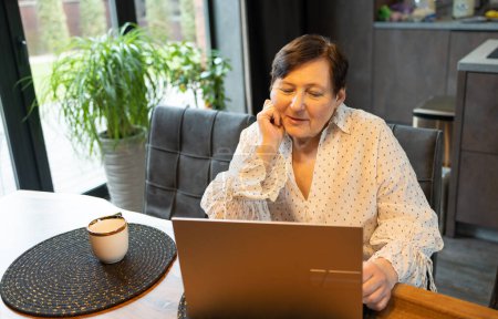 Ältere ältere Frauen, die sich Business-Schulungen, Online-Webinare am Laptop oder Fernunterricht von zu Hause aus anschauen. Videokonferenz der 60er-Jahre-Geschäftsfrau im virtuellen Chat