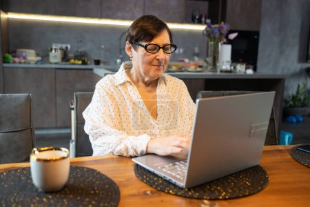 Ältere ältere Frauen, die sich Business-Schulungen, Online-Webinare am Laptop oder Fernunterricht von zu Hause aus anschauen. Videokonferenz der 60er-Jahre-Geschäftsfrau im virtuellen Chat
