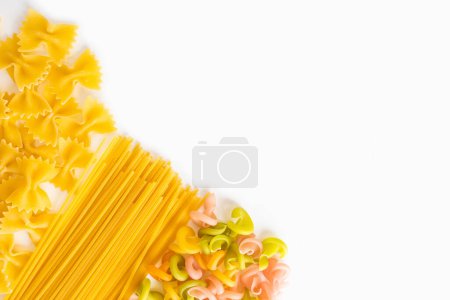 Sammlung italienischer Pasta isoliert auf weißem Hintergrund.