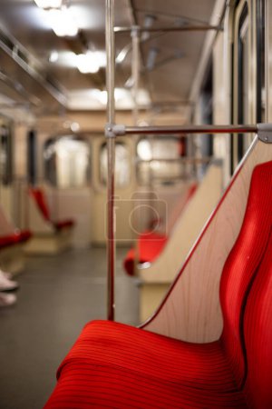 U-Bahn-Innenraum. Leere U-Bahn-Waggons, in modernen U-Bahn-Zügen. Fenster und Sitze von U-Bahn-Waggons. Konzept des städtischen U-Bahn-Verkehrs.