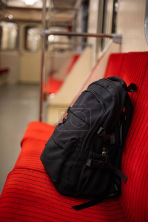 una bolsa negra en el asiento del autobús. Mochila de cabina abandonada y desatendida en silla dentro del tren subterráneo.