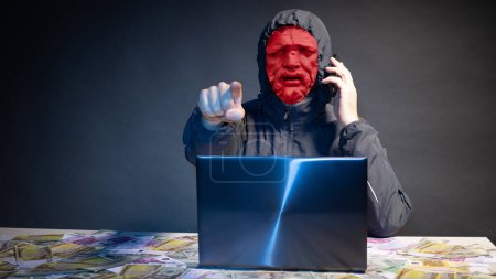 Abstrakte moderne Collage. Der Mann mit dem Gipskopf von David.Hacker nutzt Computer, um massiven Datendiebstahl auf Unternehmensserver zu organisieren.