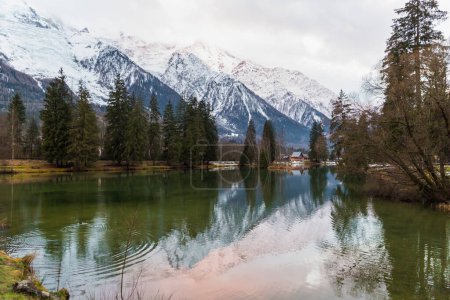 Téléchargez les photos : Mont Blanc range winter landscape reflecting in Les Gaillands la - en image libre de droit