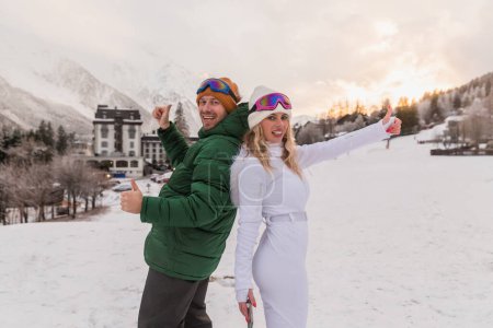 Foto de Pareja de influencers felices divirtiéndose en montañas nevadas - peo - Imagen libre de derechos