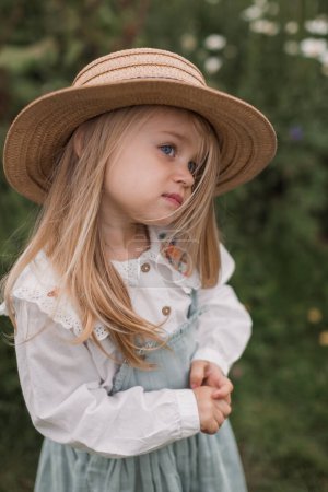 Téléchargez les photos : Petite fille, un enfant, aux yeux bleus et aux cheveux blonds. - en image libre de droit