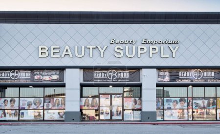 Foto de Houston, Texas, EE.UU. 10-21-2022: Beauty Supply emporium storefront exterior in Houston, TX. Comercio minorista local de pequeñas empresas. - Imagen libre de derechos
