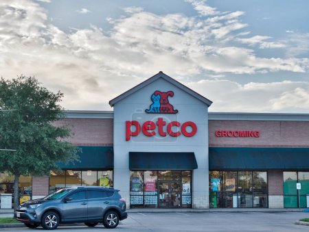 Foto de Houston, Texas USA 11-11-2022: Petco Animal Supplies escaparate y estacionamiento en Houston, TX. Una de las mayores tiendas de artículos para mascotas en los Estados Unidos, fundada en 1965. - Imagen libre de derechos