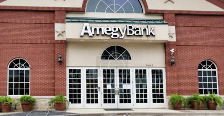 Foto de Houston, Texas  USA 03-25-2020: Amegy Bank of Texas branch exterior in Houston, TX. Texas bank founded in 1990 and a division of Zions Bancorporation. - Imagen libre de derechos