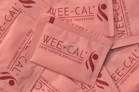 Foto de Houston, Texas USA 01-29-2023: WEE-CAL zero calorie sweetener packets scattered loosely. Global sugar substitute brand. Flat lay isolated macro image. - Imagen libre de derechos