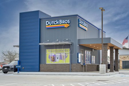 Téléchargez les photos : Houston, Texas USA 02-26-2023: Dutch Bros Coffee business exterior and drive-thru in Houston, TX. American coffee and beverage chain store, founded in 1992. - en image libre de droit