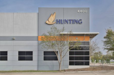 Téléchargez les photos : Houston, Texas États-Unis 25-02-2023 : Hunting Energy Services office building exterior in Houston, TX. Fabricant de composants de forage de puits. - en image libre de droit