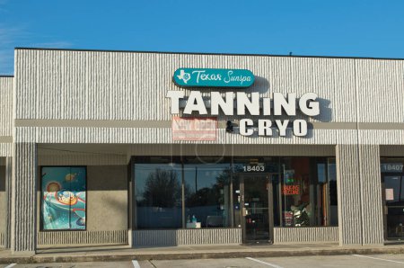 Foto de Spring, Texas USA 02-10-2023: Texas Sunspa Tanning Cryo business storefront in Spring, TX. Centro de tratamiento de salud y belleza en un centro comercial de striptease. - Imagen libre de derechos
