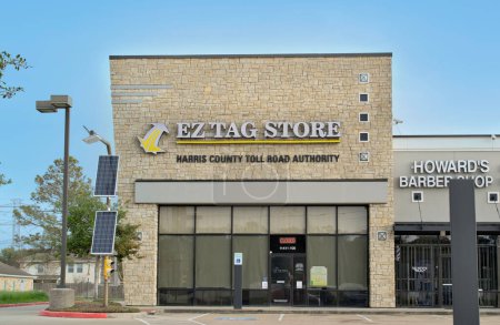 Foto de Humble, Texas USA 02-26-2023: EZ Tag Store exterior de negocios en un centro comercial de striptease Humble, TX. Sistema de sensor de transpondedor para pagar peajes sin parar. - Imagen libre de derechos