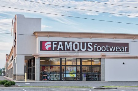 Téléchargez les photos : Houston, Texas USA 07-04-2023: Famous Footwear business exterior in Houston, TX. National footwear store chain founded in 1960. - en image libre de droit