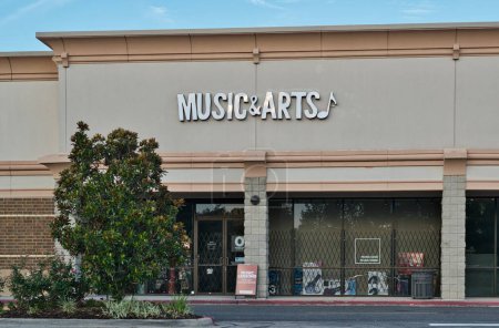 Téléchargez les photos : Houston, Texas USA 07-04-2023 : Extérieur du magasin Music and Arts à Houston, TX. Vente, location et instruction d'instruments de musique locaux. - en image libre de droit