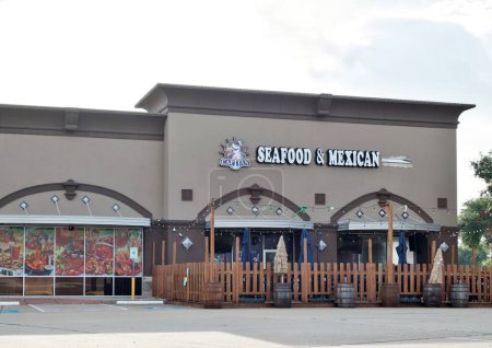Téléchargez les photos : Houston, Texas États-Unis 07-04-2023 : El Capitan Seafood and Mexican restaurant outdoor with a Nayarit culture influence. Restauration locale sur la place Willowbrook. - en image libre de droit