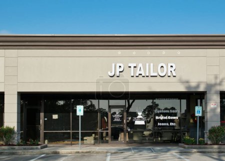 Téléchargez les photos : Houston, Texas USA 30-07-2023 : JP Tailor business store front in Houston, TX. Local Magasin d'adaptation et de modifications, vue de face. - en image libre de droit
