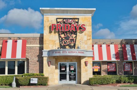 Téléchargez les photos : Houston, Texas États-Unis 09-24-2023 : TGI Friday 's restaurant storefront exterior in Houston, TX. American casual salle à manger franchise fondée en 1965. - en image libre de droit