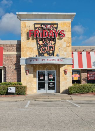 Téléchargez les photos : Houston, Texas États-Unis 09-24-2023 : TGI Friday 's restaurant storefront exterior in Houston, TX. American casual salle à manger franchise fondée en 1965. - en image libre de droit