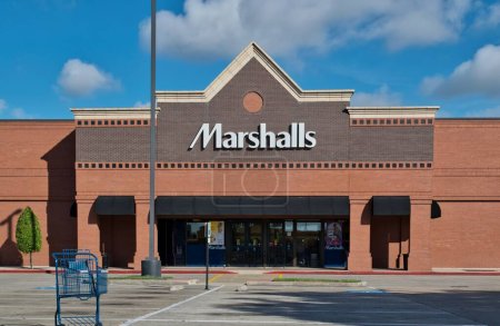 Foto de Houston, Texas, Estados Unidos 09-24-2023: Marshalls business storefront exterior and parking lot in Houston, TX. American descuento cadena de grandes almacenes. - Imagen libre de derechos
