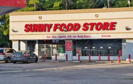 Téléchargez les photos : Houston, Texas États-Unis 08-30-2023 : Sunny Food Store extérieur de magasin d'affaires à Houston, TX. Station-service et dépanneur locaux. - en image libre de droit