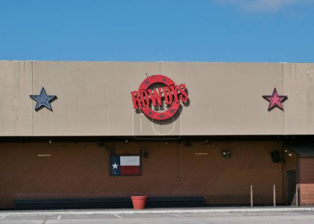 Foto de Spring, Texas USA 07-30-2023: Rowdys Dance Hall business storefront exterior in Spring, TX. Lugar y bar de música en vivo. - Imagen libre de derechos