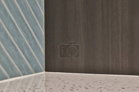 Foto de Cubo de alcoba de esquina vacío hecho con tres diferentes materiales contrastantes de pared de azulejos, muebles de madera y encimera de mármol. - Imagen libre de derechos