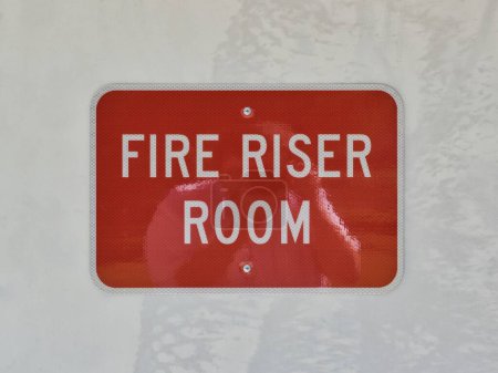 Téléchargez les photos : Panneau d'emplacement de la salle Fire Riser isolé sur une porte extérieure. Salle d'armoire centrale de contrôle pour le système d'arrosage d'incendie d'un bâtiment commercial. - en image libre de droit