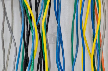 Foto de Cables eléctricos de colores colgando de una pared verticalmente. CAT5 Cables par trenzado para redes informáticas. - Imagen libre de derechos