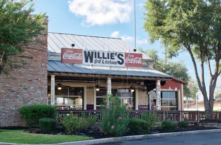 Téléchargez les photos : Houston, Texas USA 24-09-2023 : Willie's Grill and Icehouse vitrine extérieure à Houston, TX. Restaurant décontracté servant des plats texans, est. 1993. - en image libre de droit