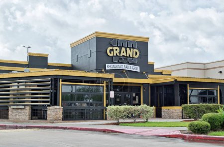 Téléchargez les photos : Houston, Texas États-Unis 07-04-2023 : 100 Grand Restaurant Bar and Grill outdoor in Houston, TX. Établissement local de nourriture âme. - en image libre de droit