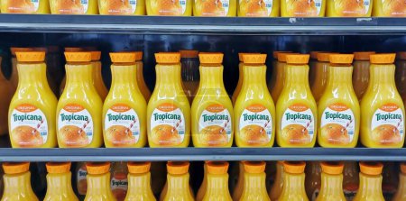Téléchargez les photos : Houston, Texas USA 10-07-2021 : Bouteilles de jus d'orange Tropicana stockées sur une étagère d'un supermarché dans une épicerie à Houston, TX. - en image libre de droit