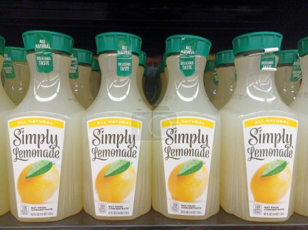 Téléchargez les photos : Houston, Texas USA 01-06-2022 : Bouteilles de jus de fruits Simply Lemonade stockées dans une épicerie à Houston, TX. - en image libre de droit