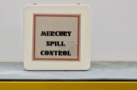 Caja cerrada del kit de control de derrames de mercurio de pie sobre un estante con espacio para copiar. Concepto de equipo de seguridad de laboratorio.