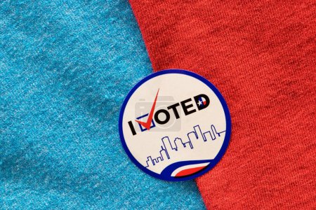 J'ai voté autocollant divisé entre les matériaux rouges et bleus indiquant à la fois démocrate et républicain parti. Isolé directement au-dessus de l'image, concept politique.