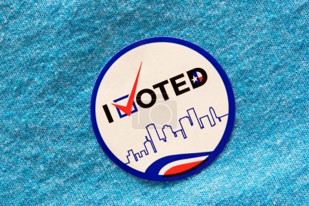J'ai voté autocollant sur une chemise bleue indiquant parti démocrate. Isolé directement au-dessus de l'image, concept politique.