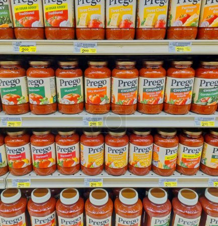 Téléchargez les photos : Houston, Texas USA 03-03-2024 : Pots à sauce italienne Prego avec différentes saveurs empilés sur les étagères des supermarchés avec des étiquettes de prix. - en image libre de droit