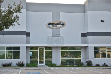 Foto de Houston, Texas USA 04-07-2024: Sede de la empresa Innovative-IDM, business office storefront exterior Houston, TX USA. - Imagen libre de derechos