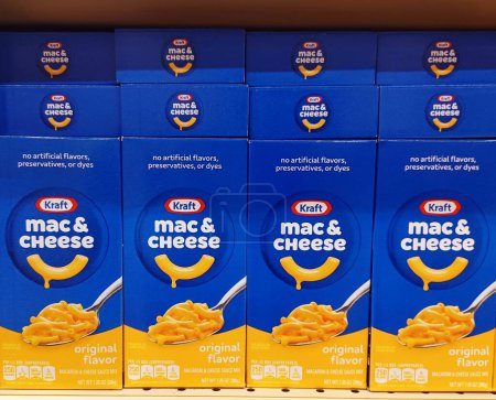 Téléchargez les photos : Houston, Texas États-Unis 03-03-2024 : Boîtes à pâtes au fromage et macaroni Kraft sur étagère de supermarché. - en image libre de droit