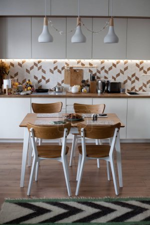 Foto de Espacio común de una cocina abierta y comedor con mesa de madera - Imagen libre de derechos