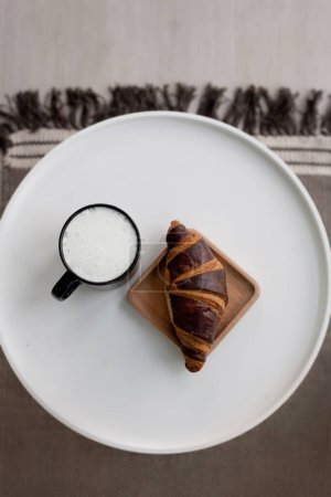 Foto de Café y croissant sobre mesa de madera. Desayuno francés. Vista superior plano con espacio de copia para su texto - Imagen libre de derechos